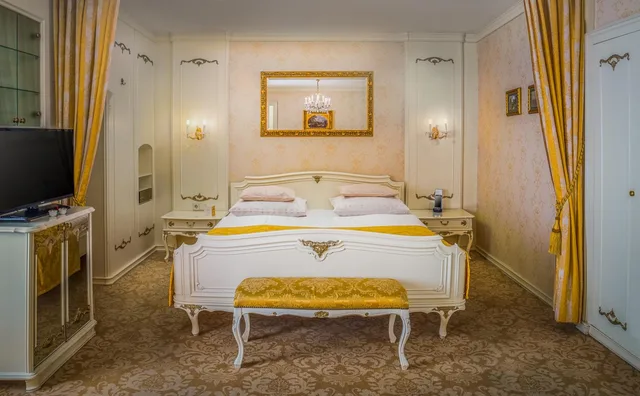 جناح جونيور، SCHLOSSHOTEL ROMISCHER KAISER 1/8
