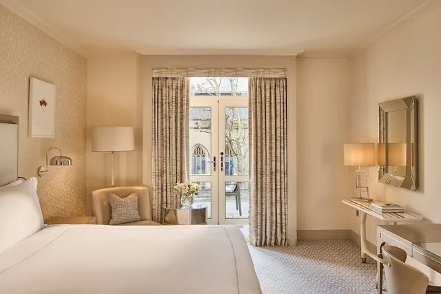 غرفة بسريرين منفصلين بشرفة، THE BERKELEY HOTEL 3/6