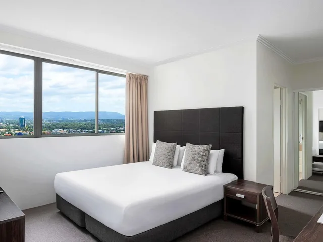 Room, King Bed, Mantra Sun City Surfers Paradise 3/5