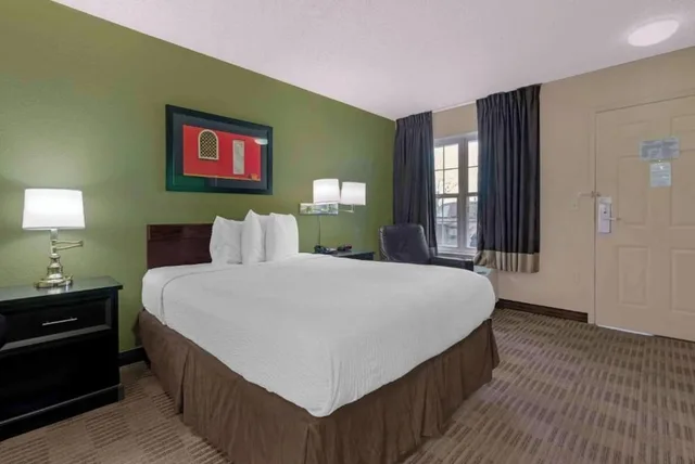 Room, Queen Bed, Kitchen, Studio 6 Extended Stay Sacramento Arden Way CA 7/7