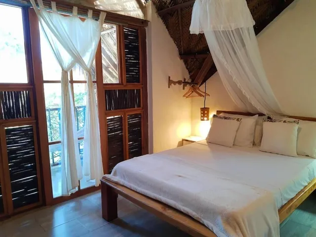 غرفة ثلاثية بسرير مزدوج وسرير فردي بإطلالة على المسبح بشرفة، Kawabonga Hostel 1/2