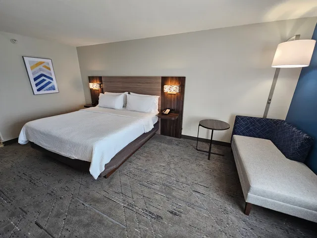 غرفة بسرير كينج، Holiday Inn Express Hotel & Suites Cincinnati-Blue Ash 4/9