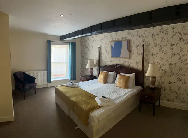 Deluxe, Double Bed, The Rose and Crown Hotel 4/10
