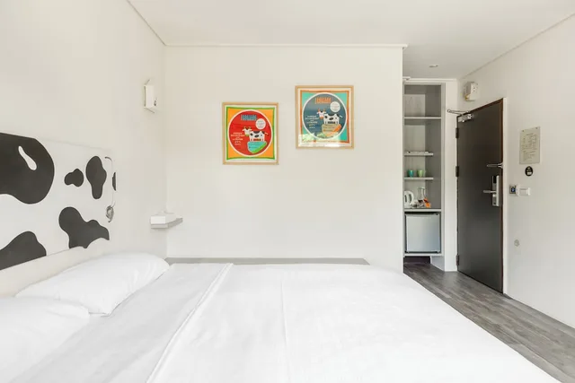 غرفة بسرير كوين بإطلالة على الجبل بشرفة، Kenting Fairyland & Farm Guest House 4/10