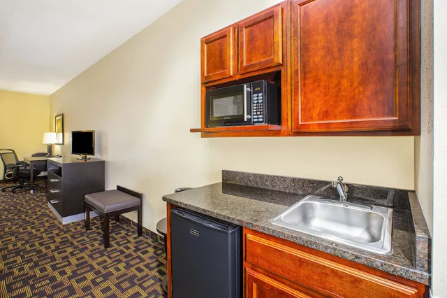 جناح بسريرين كوين مع أريكة بمطبخ صغير، Holiday Inn Express Hotel And Suites Marysville 6/7