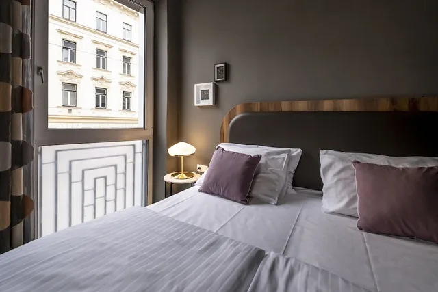غرفة ديلوكس بسرير كوين مع أريكة، Hotel George Vienna 2/7