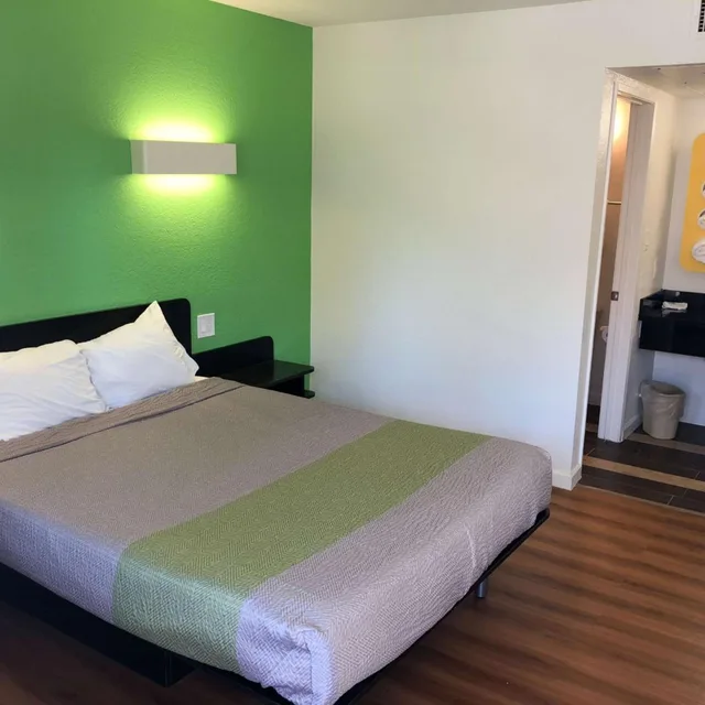 غرفة بسرير كوين، Motel6 Barstow, CA 2/10