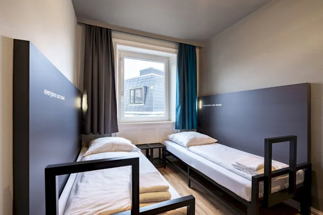 غرفة بسريرين منفصلين بحمام مشترك، a&o Hamburg Reeperbahn 2/6