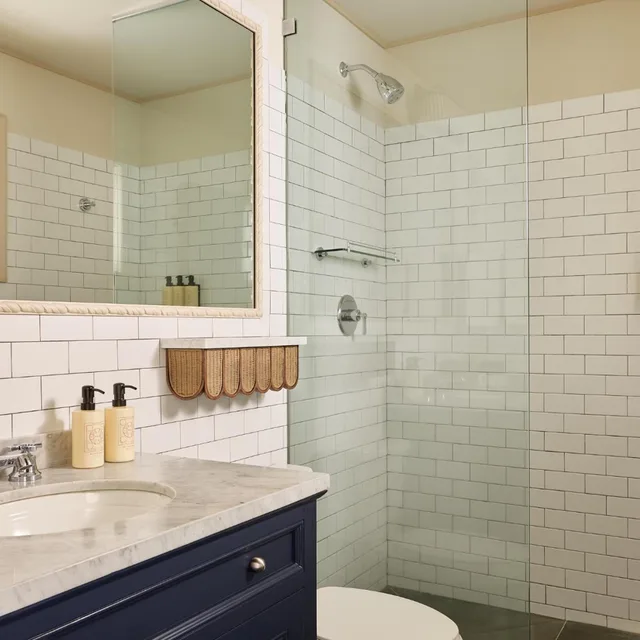 Harbor, Suite, King Bed, Baron's Cove 1/2