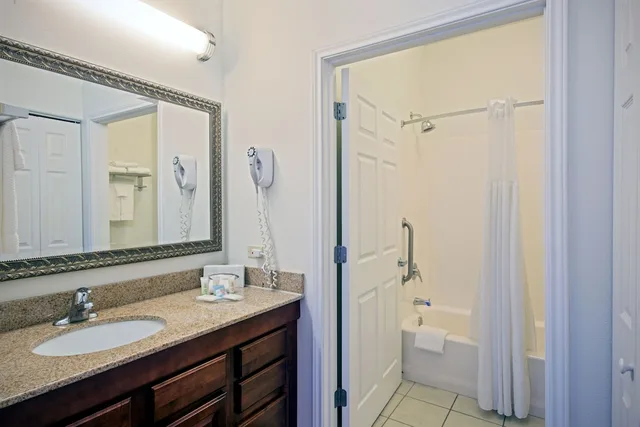 جناح بسرير كينج بغرفة نوم واحدة لذوي الإعاقة، STAYBRIDGE SUITES ROCKFORD 3/4
