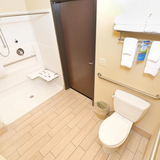 جناح لذوي الإعاقة، Baymont by Wyndham Grand Forks 8/9