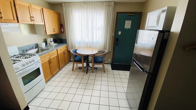 غرفة بسرير كوين بمطبخ، Super 8 By Wyndham Medicine Hat Ab 6/6