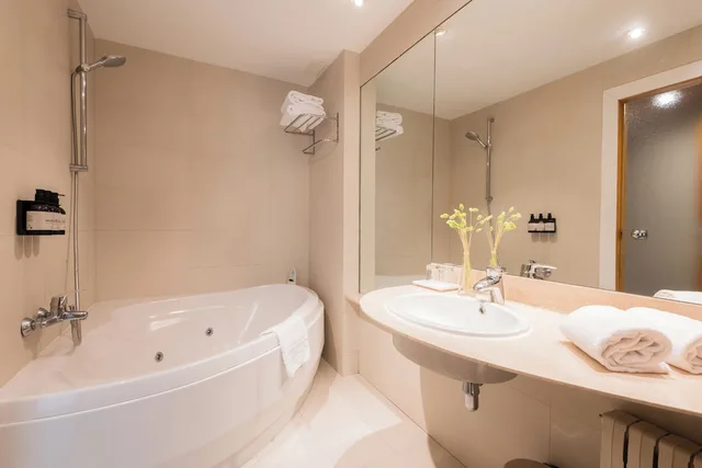 جناح جونيور بسرير كوين، Hotel Ciudad de Valladolid 3/4