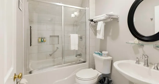 غرفة بسرير كينج بشرفة بحوض جاكوزي، Idlewyld Inn & Spa, WorldHotels Crafted 5/5
