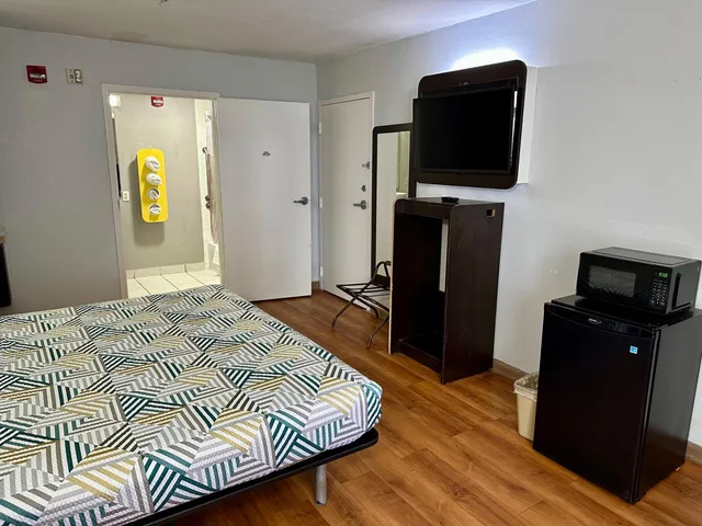 1 King Bed - Mobility Accessible Tub, Nsmk، Motel6 West Monroe, LA 6/10