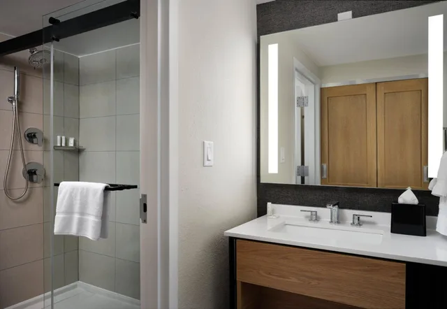 غرفة بسرير كينج بشرفة في الطابق العلوي، Sheraton Grand Rapids Airport Hotel 5/6