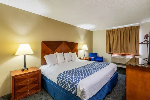 غرفة قياسية بسرير كينج مع أريكة، Econo Lodge Inn & Suites Auburn, MI 3/7