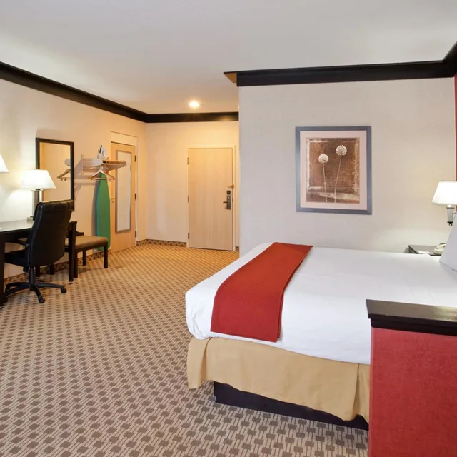 جناح بسرير كينج بحوض جاكوزي، Quality Inn & Suites Oakwood Village - Cleveland South 8/10