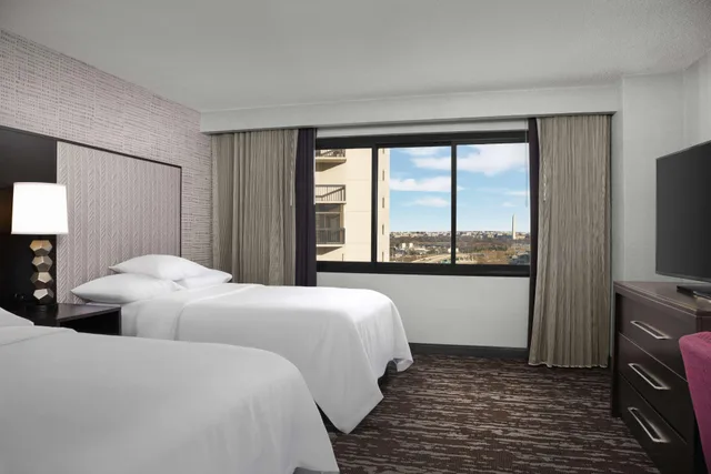 2 Rooms, Suite, 2 Double Beds, Monument View, Corner، Embassy Suites By Hilton Crystal City National Airport 2/3