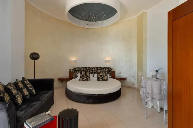 جناح جونيور، Grand Hotel Sofia 4/6