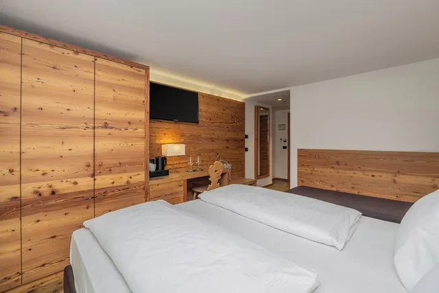 Pine, Mountain, 1 Double and 1 Single Bed، Hotel Palace Ravelli 3/4