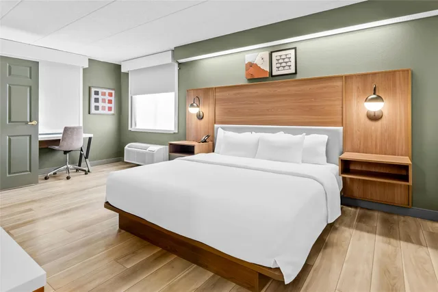 غرفة بسرير كينج بحوض استحمام لذوي الإعاقة، Spark by Hilton Lynchburg - University Area & Hwy 460 1/5