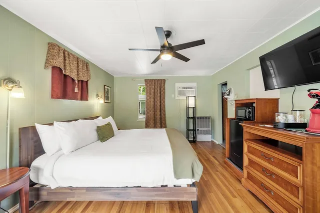 غرفة كومفورت بسرير كينج، CedarWood Inn 3/6