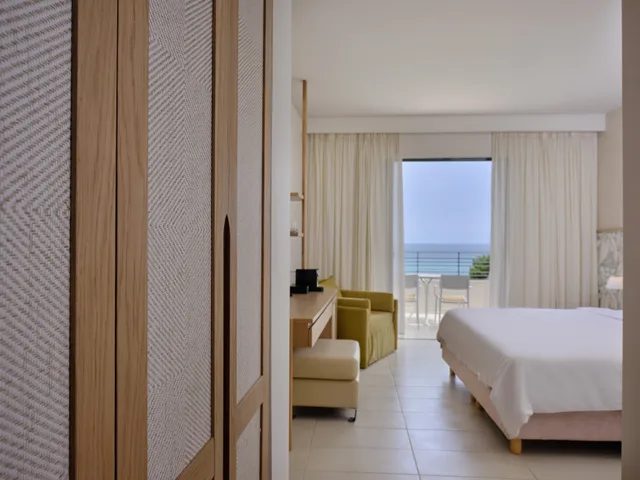 غرفة بسرير مزدوج بإطلالة على البحر، Atlantica Eleon Grand Resort 4/4
