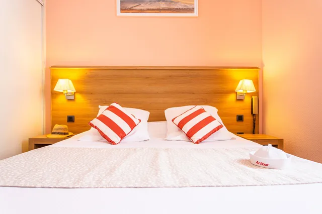 غرفة بسرير كوين بإطلالة على المرفأ، Hotel Du Port 1/6