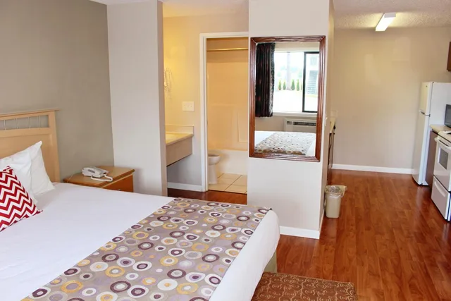 استوديو بسرير كينج، Days Inn by Wyndham Lakewood South Tacoma 1/10