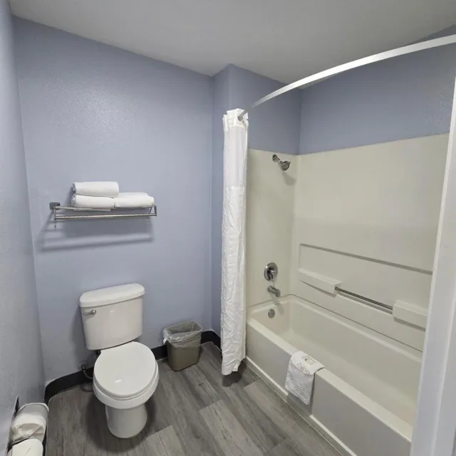 غرفة بسرير كينج مع أريكة، Quality Inn & Suites Tulare CA 6/9