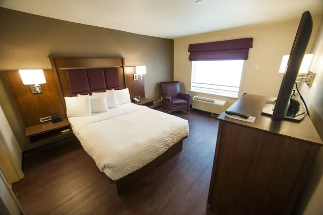 West, Queen Bed, The Marcus Whitman Hotel And Conference Center 2/3