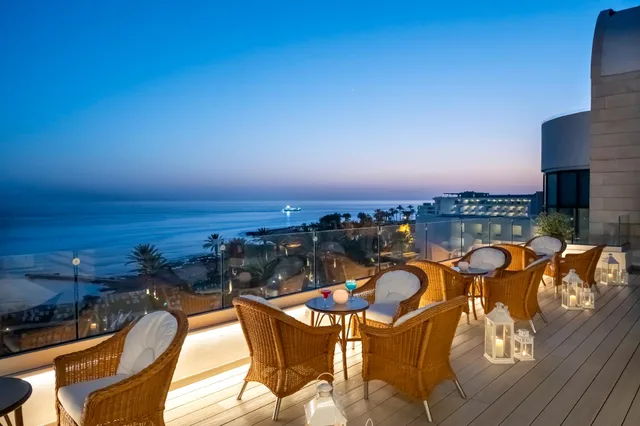 غرفة ديلوكس بسرير مزدوج أو سريرين منفصلين بإطلالة على البحر، Constantinou Bros Athena Beach Hotel 1/1