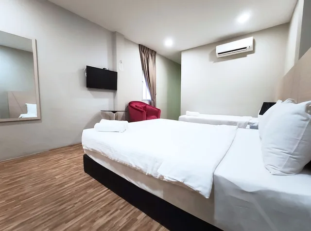 غرفة عائلية ثلاثية بسرير مزدوج وسرير فردي، Princess Hotel Pontian 1/6