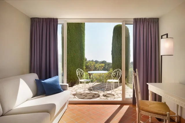 غرفة عائلية بسرير كوين مع أريكة، Le Fregate Provence 2/4