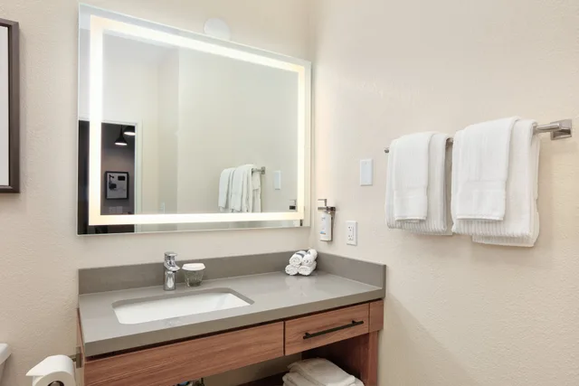جناح استوديو بسرير كوين بشرفة، Candlewood Suites Idaho Falls 7/7