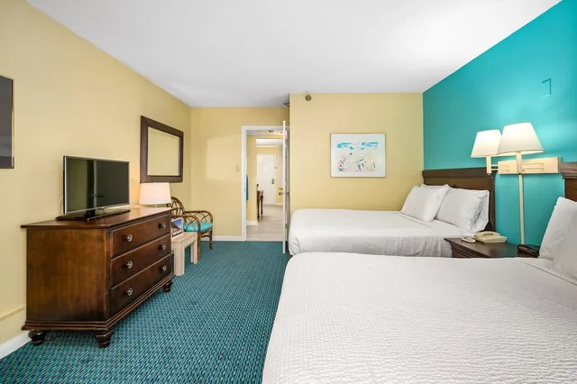 جناح بسريرين مزدوجين مع أريكة، Cayman Suites Hotel 3/6