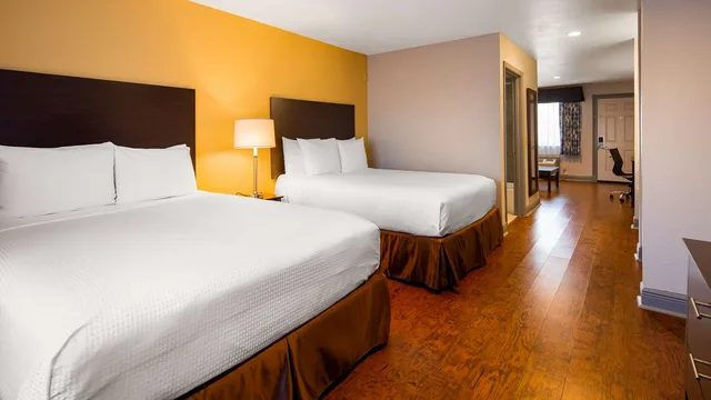 جناح بسريرين كوين مع أريكة بمنطقة جلوس، SureStay Plus Hotel by Best Western Hammond 1/3