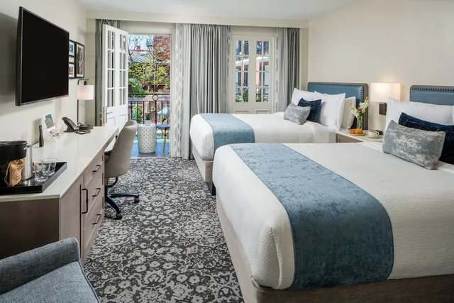 غرفة بسريرين مزدوجين بإطلالة على الفناء بشرفة، Four Points By Sheraton French Quarter 5/8
