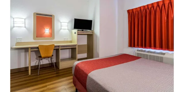 1 Full Bed - ADA/Tub/Micfridge, Non-Smoking، Motel6 Fort Mill, SC - Charlotte 2/6