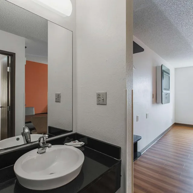 Room, Quadruple, Double Bed, Motel6 Omaha, NE - Central 9/9