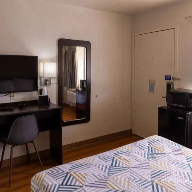 1 Queen Bed - ADA/Ri Shower/Smoking، Motel6 Lufkin, TX 2/10