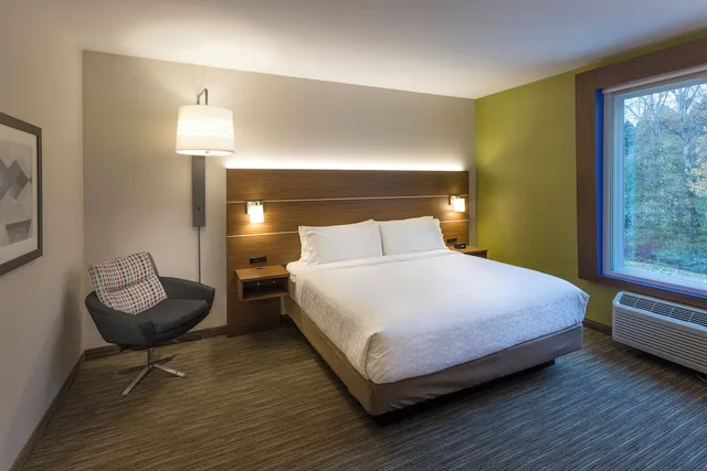 غرفة قياسية بسرير كوين بحوض استحمام لذوي الإعاقة، Holiday Inn Express Suites Seattle South Tukwila 1/3