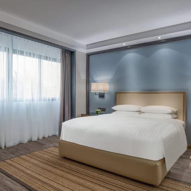 غرفة تنفيذية بسرير كينج بشرفة، COURTYARD BY MARRIOTT SIEM REAP RESORT 4/10