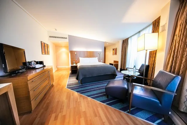 غرفة بريميوم بسرير كينج بشرفة بإطلالة، Holiday Inn London - Camden Lock by IHG 3/7