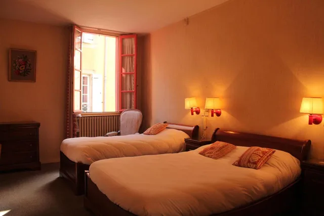 غرفة قياسية ثلاثية، Hotel Le Commerce 1/1