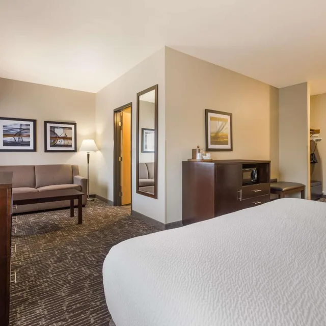 غرفة بسرير كينج مع أريكة، Best Western Northwest Lodge 4/8