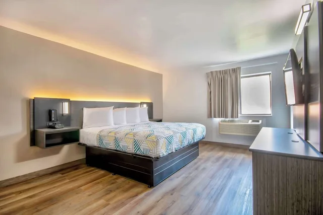 غرفة قياسية بسرير كينج بمطبخ صغير، Studio6 Georgetown, KY - Lexington North 4/8