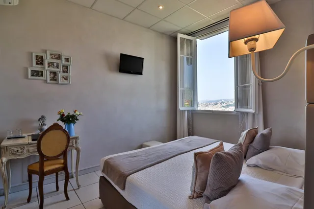 غرفة بسريرين منفصلين بإطلالة على المدينة، Le Panoramic Boutique Hotel 8/10