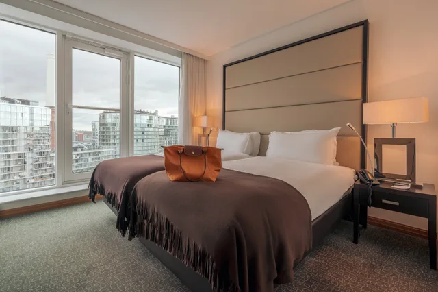 جناح سيغنتشر بسرير كينج وسريرين منفصلين بغرفتي نوم، Pestana Chelsea Bridge Hotel & Spa 3/10